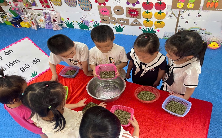 HOẠT ĐỘNG TRẢI NGHIỆM “BÉ TẬP LÀM GIÁ ĐỖ” CỦA CÁC BÉ TRƯỜNG MẦM NON THỊ TRẤN VĂN QUAN