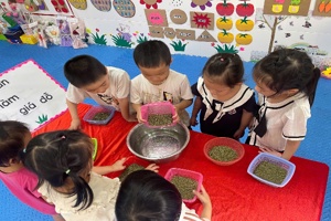 HOẠT ĐỘNG TRẢI NGHIỆM “BÉ TẬP LÀM GIÁ ĐỖ” CỦA CÁC BÉ TRƯỜNG MẦM NON THỊ TRẤN VĂN QUAN